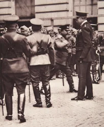 In London: Lord Kitchener inspiziert das russische Kontingent im Sondereinsatz hier, aus The Illustrated War News, 14. Juni 1916